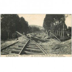 carte postale ancienne 80 PICQUIGNY. Pont de la voie ferrée que l'on a fait sauter avec Cheminot