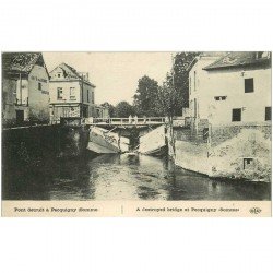 carte postale ancienne 80 PICQUIGNY. Pont détruit et Café de la Somme