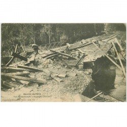 carte postale ancienne 80 PICQUIGNY. Voie ferrée détruite avec Cheminot