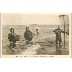 carte postale ancienne 80 QUEND PLAGE. Pêcheuses de Crevettes 1937. Poissons et Crustacés