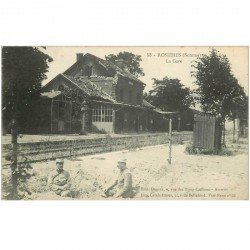 carte postale ancienne 80 ROSIERES. La Gare avec Militaires 1917