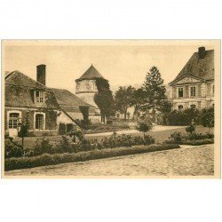 carte postale ancienne 80 VALLOIRES. Cour d'Honneur et Communs