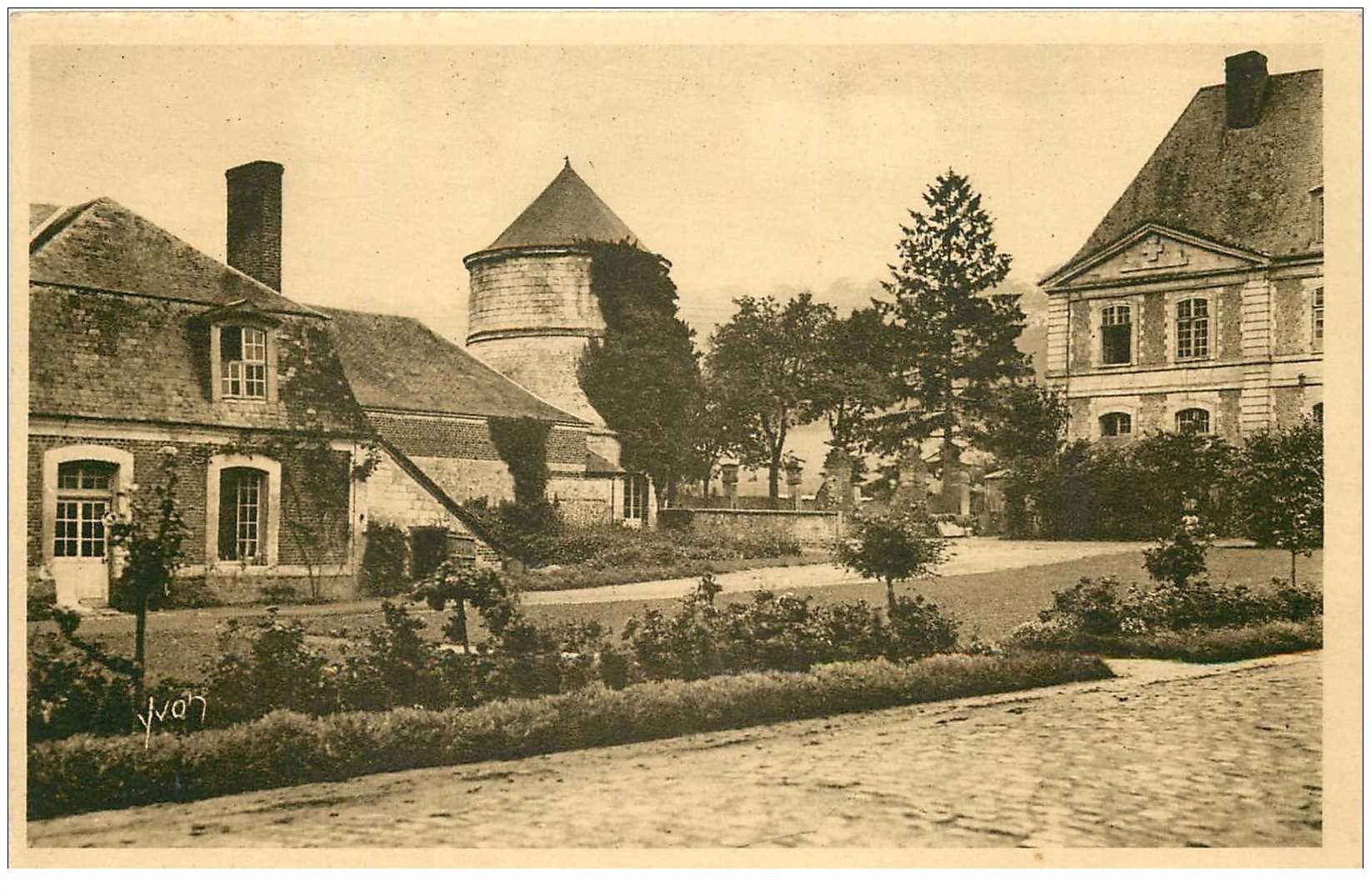 carte postale ancienne 80 VALLOIRES. Cour d'Honneur et Communs