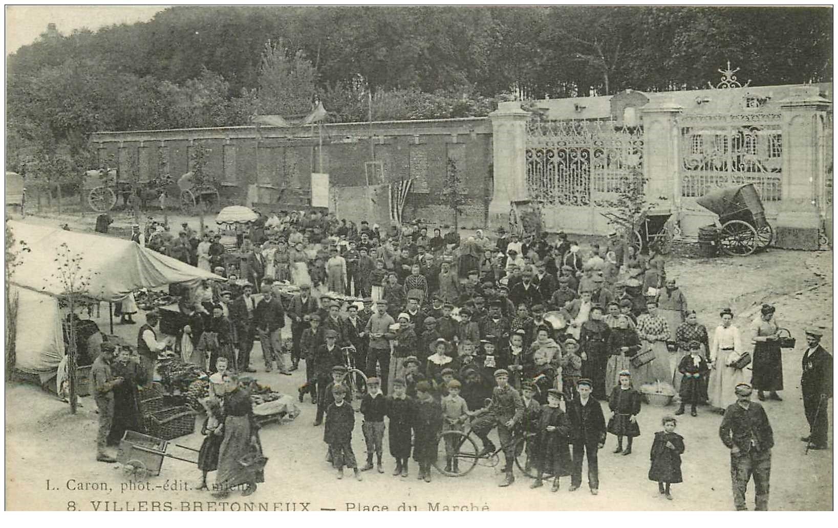 carte postale ancienne 80 VILLERS BRETONNEUX. Place du Marché