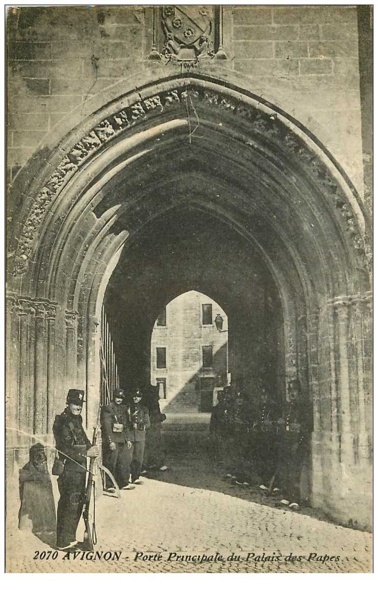 carte postale ancienne 84 AVIGNON. Porte principale du Palais des Papes avec Sentinelles Militaires