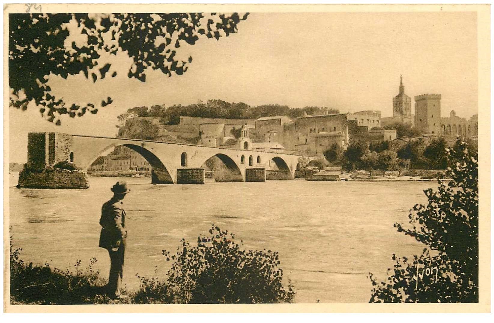 carte postale ancienne 84 AVIGNON. Promeneur regardant le Pont Saint-Bénézet et le Rhône