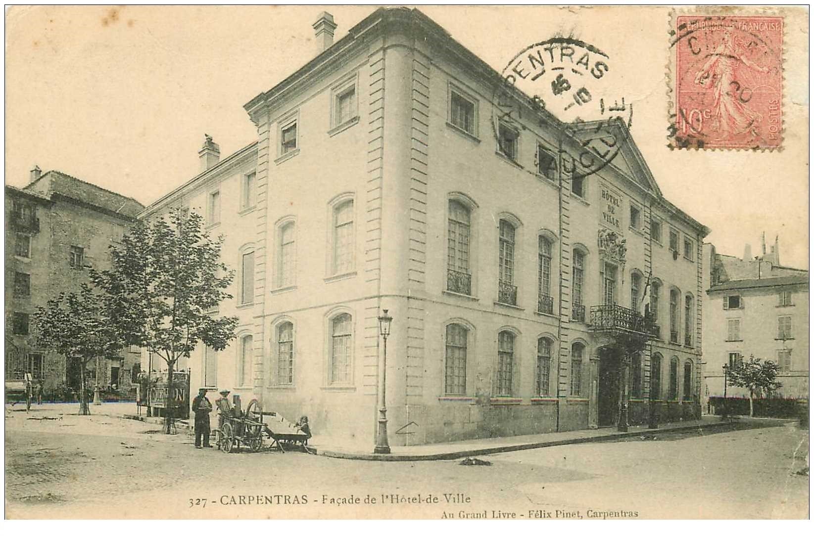 carte postale ancienne 84 CARPENTRAS. L'Hôtel de Ville 1905 avec Rémouleur Aiguiseur