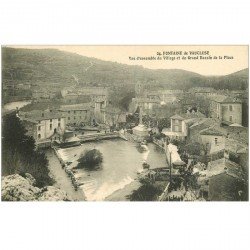 carte postale ancienne 84 FONTAINE-DE-VAUCLUSE. Village et Grand Bassin de la Place