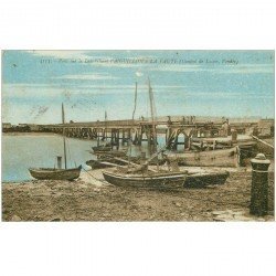 carte postale ancienne 85 AIGUILLON A LA FAUTE. Pont sur le Lay 1929 avec barques de Pêcheurs animation