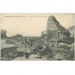 carte postale ancienne 85 CROIX DE VIE. La Pêche aux Crabes dans les Rochers 1913. Métiers de la Mer