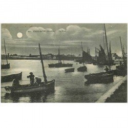 carte postale ancienne 85 CROIX DE VIE. Le Port le soir avec Pêcheurs en barque 1920