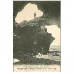 carte postale ancienne 85 CROIX DE VIE. Personnages dans une vaste Grotte