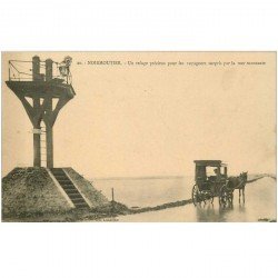 carte postale ancienne 85 ILE DE NOIRMOUTIER. Attelage près du Refuge pour Voyageurs surpris par la Mer montante