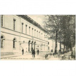 carte postale ancienne 85 LA ROCHE SUR YON. Hôtel de Ville et Cyclistes