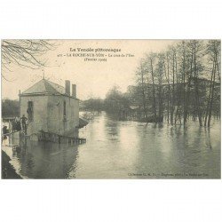 carte postale ancienne 85 LA ROCHE SUR YON. La Crue de l'Yon en 1906. Carte déliassée