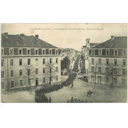 carte postale ancienne 85 LA ROCHE SUR YON. Retour de Marche des Militaires Casernes et Rue Baudry 1904