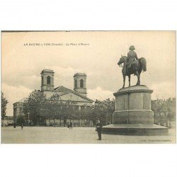 carte postale ancienne 85 LA ROCHE SUR YON. Statue Napoléon Place Armes