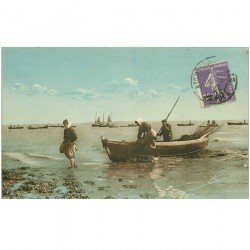 carte postale ancienne 85 L'AIGUILLON SUR MER. Pêche des Moules. Pêcheurs rentrant des Bouchots 1927