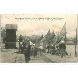 carte postale ancienne 85 LES SABLES D'OLONNE. Arrivée des Bateaux Sardiniers face à la Poissonnerie 1905. Métiers de la Mer