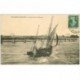 carte postale ancienne 85 LES SABLES D'OLONNE. Barque de Pêcheurs fuyant la Tempête 1912. Pêches et Poissons