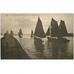 carte postale ancienne 85 LES SABLES D'OLONNE. Bateaux pour la Pêche à la Sardine. Sortie matinale 1930