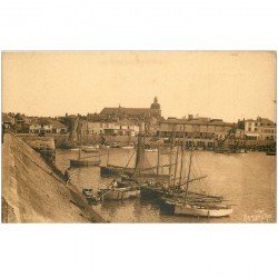 carte postale ancienne 85 LES SABLES D'OLONNE. Eglise Notre Dame du Bon Port et Barques de Pêcheurs. Ramuntcho