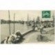carte postale ancienne 85 LES SABLES D'OLONNE. Femmes attendant l'arrivée des Pêcheurs sur les Quais 1913. Métiers de la Mer