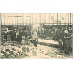 carte postale ancienne 85 LES SABLES D'OLONNE. La Criée vente de Poissons 1913. Métiers de la Mer