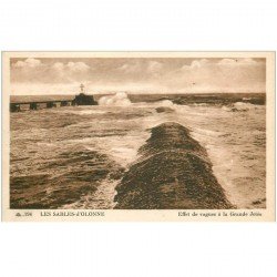 carte postale ancienne 85 LES SABLES D'OLONNE. La Jetée effet de Vagues