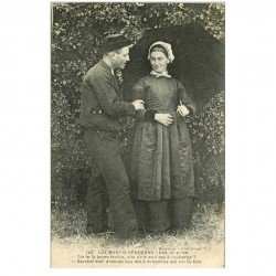 carte postale ancienne 85 LES SABLES D'OLONNE. La méprise aux Marais Vendéens couple avec parapluie 1931