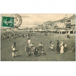 carte postale ancienne 85 LES SABLES D'OLONNE. La Plage 1913 Vendeur beignets ambulant et ballade sur Anes ou à vélo