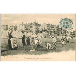 carte postale ancienne 85 LES SABLES D'OLONNE. La Plage avec Jeux de sable 1906