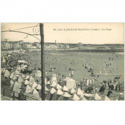 carte postale ancienne 85 LES SABLES D'OLONNE. La Plage avec ses Tentes 69