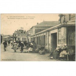 carte postale ancienne 85 LES SABLES D'OLONNE. La Poissonnerie Sablaises tricotent en attendant le poisson 1923.