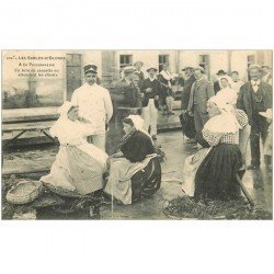 carte postale ancienne 85 LES SABLES D'OLONNE. La Poissonnerie un brin de causette en attendant les clients 1917.