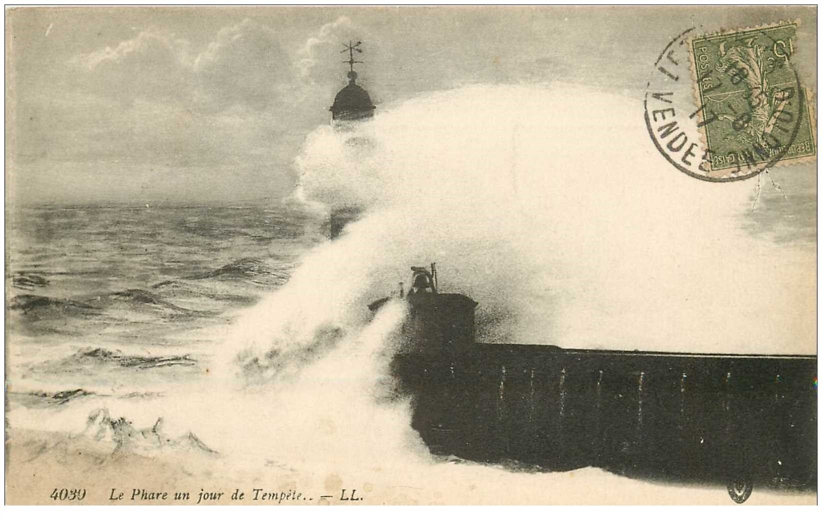 carte postale ancienne 85 LES SABLES D'OLONNE. Le Phare jour de Tempête 1917