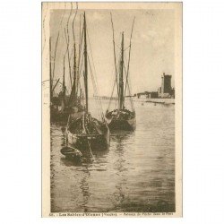 carte postale ancienne 85 LES SABLES D'OLONNE. Le Port avec Bateaux de Pêche 1933