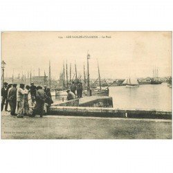 carte postale ancienne 85 LES SABLES D'OLONNE. Le Port avec Marins Pêcheurs au Quai