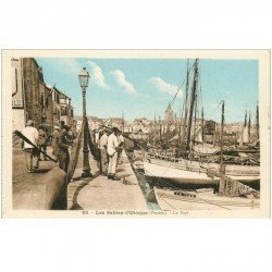 carte postale ancienne 85 LES SABLES D'OLONNE. Le Port avec Pêcheurs et bateaux de Pêche