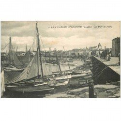 carte postale ancienne 85 LES SABLES D'OLONNE. Le Port de Pêche avec Barques et Pêcheurs