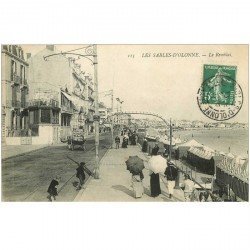 carte postale ancienne 85 LES SABLES D'OLONNE. Le Remblai 1911 avec Charette publicitaire du Cirque