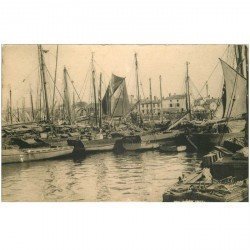 carte postale ancienne 85 LES SABLES D'OLONNE. Les Thonniers dans le Port 1946. Métiers de la Mer