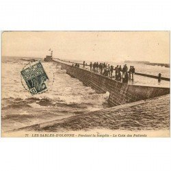 carte postale ancienne 85 LES SABLES D'OLONNE. Pêcheurs à la ligne au Coin des Patients 1931 pendant la Tempête