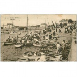 carte postale ancienne 85 LES SABLES D'OLONNE. Pêcheurs dans le Port. Pêche et Poissons Métiers de la Mer (mini défaut)