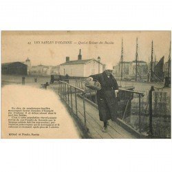 carte postale ancienne 85 LES SABLES D'OLONNE. Quai et Ecluses des Bassins. Tampon militaire des Mitrailleurs 1917