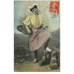 carte postale ancienne 85 LES SABLES D'OLONNE. Sablaise 1909 Chercheuse de Coquillages et Poissons