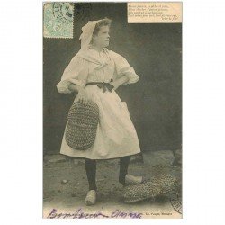 carte postale ancienne 85 LES SABLES D'OLONNE. Sablaise chercheuse de Poissons 1905