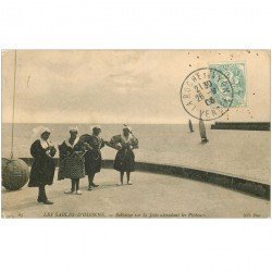 carte postale ancienne 85 LES SABLES D'OLONNE. Sablaises sur la Jetée attendant les Pêcheurs 1908