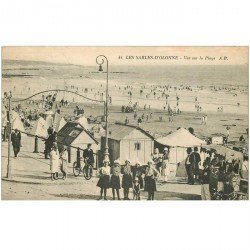 carte postale ancienne 85 LES SABLES D'OLONNE. Sablaises sur la Plage et Vendeur de Glaces