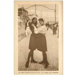 carte postale ancienne 85 LES SABLES D'OLONNE. Sablaises un Tango sur le Remblai